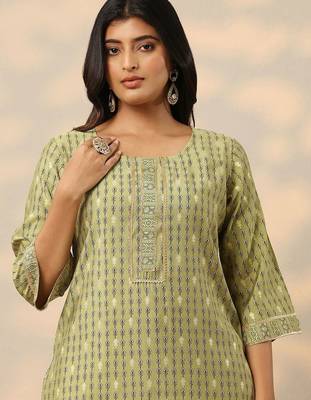 women printed regular thread work kurta with trousers 5