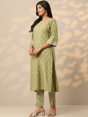 women printed regular thread work kurta with trousers 7