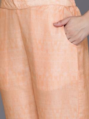women ethnic motifs printed regular kurta with trousers 3