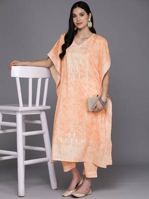 women ethnic motifs printed regular kurta with trousers 6