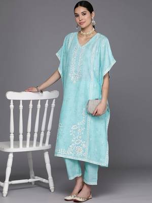 women floral printed regular thread work kurta with trousers 3