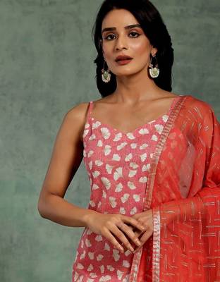 women ethnic motifs printed regular kurta with trousers & with dupatta 3