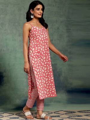 women ethnic motifs printed regular kurta with trousers & with dupatta 5
