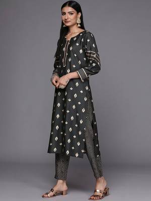 women ethnic motifs printed regular gotta patti kurta with trousers & with dupatta 5