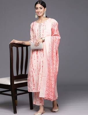 women printed regular thread work kurta with trousers & with dupatta 4