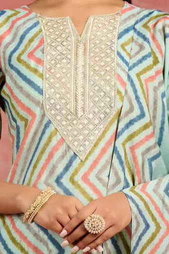 women printed regular thread work kurta with trousers & with dupatta