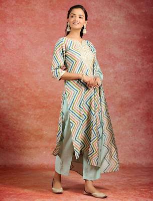 women printed regular thread work kurta with trousers & with dupatta 3
