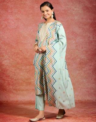 women printed regular thread work kurta with trousers & with dupatta 4
