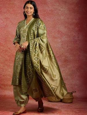women ethnic motifs printed regular kurta with harem pants & with dupatta 1