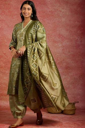 women ethnic motifs printed regular kurta with harem pants & with dupatta