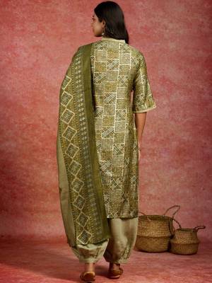 women ethnic motifs printed regular kurta with harem pants & with dupatta 3