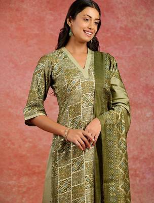 women ethnic motifs printed regular kurta with harem pants & with dupatta 4