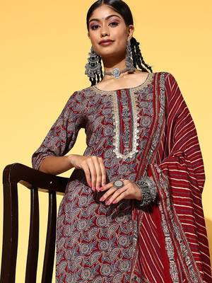 women ethnic motifs printed regular thread work kurta with trousers & with dupatta 6