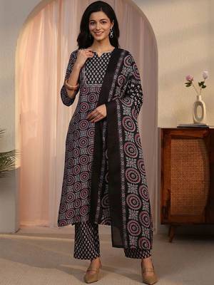 women ethnic motifs printed regular kurta with trousers & with dupatta 1