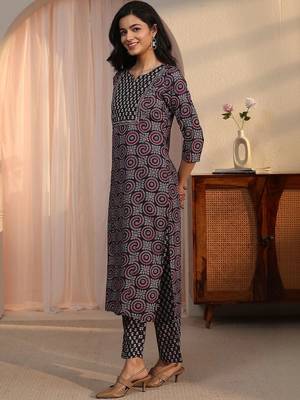 women ethnic motifs printed regular kurta with trousers & with dupatta 3
