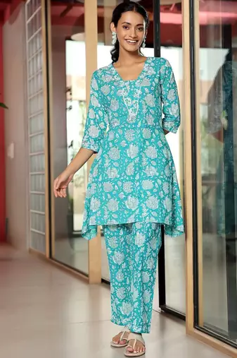 women floral printed regular kurta with trousers
