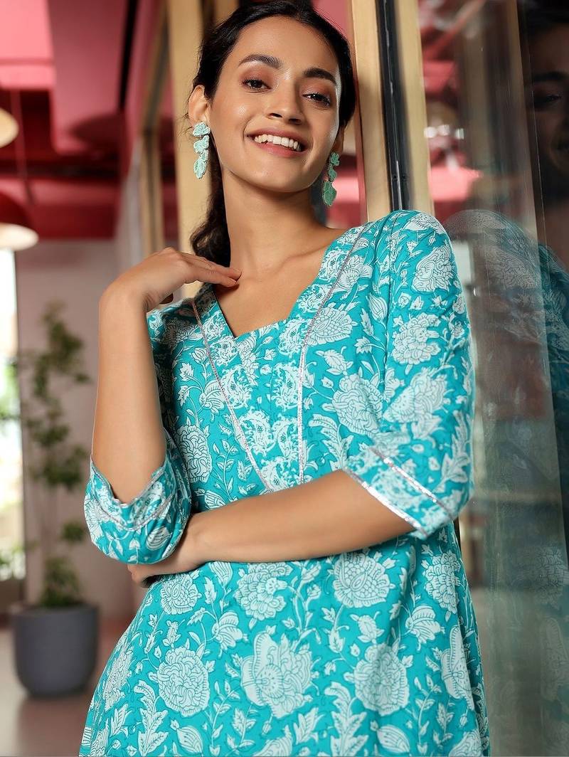 women floral printed regular kurta with trousers
