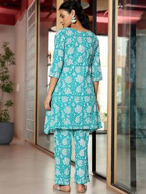 women floral printed regular kurta with trousers 5