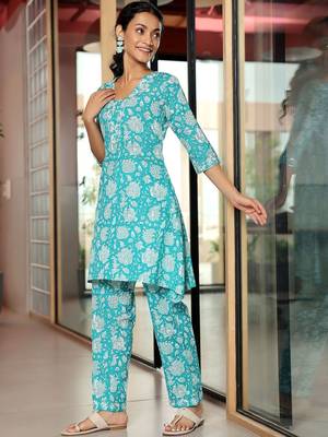 women floral printed regular kurta with trousers 7
