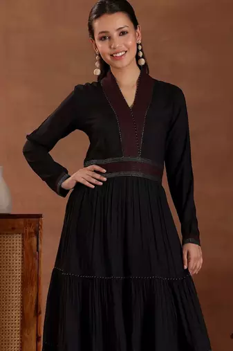 women tiered thread work kurta with trousers