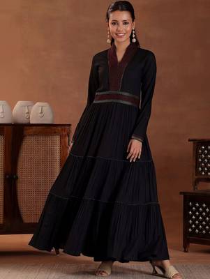 women tiered thread work kurta with trousers 4