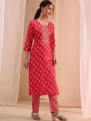 women ethnic motifs printed regular thread work kurta with trousers & with dupatta 2