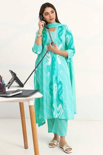 women ethnic motifs printed regular cotton blend kurta with trousers & with dupatta