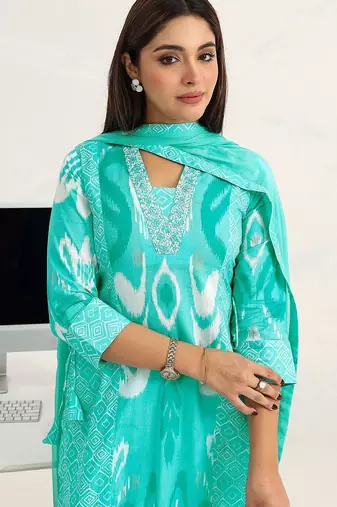 women ethnic motifs printed regular cotton blend kurta with trousers & with dupatta