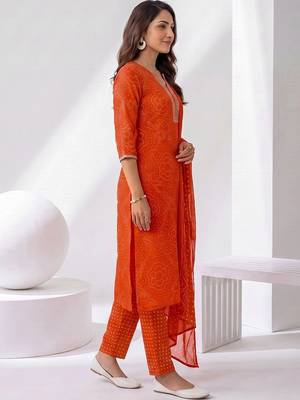 women ethnic motifs printed regular kurta with trousers & with dupatta 3