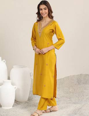 ethnic motifs embroidered straight sequinned kurta with trousers & dupatta 3