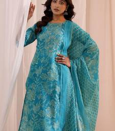 women floral printed regular kurta with trousers & with dupatta