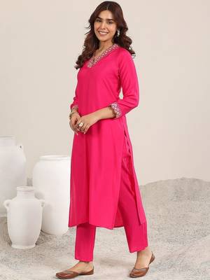 women ethnic motifs embroidered thread work kurta with trousers & dupatta 2