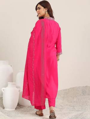 women ethnic motifs embroidered thread work kurta with trousers & dupatta 3
