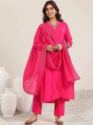 women ethnic motifs embroidered thread work kurta with trousers & dupatta 4