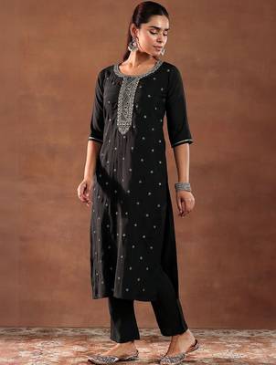 ethnic motifs embroidered thread work kurta with trousers & dupatta 3