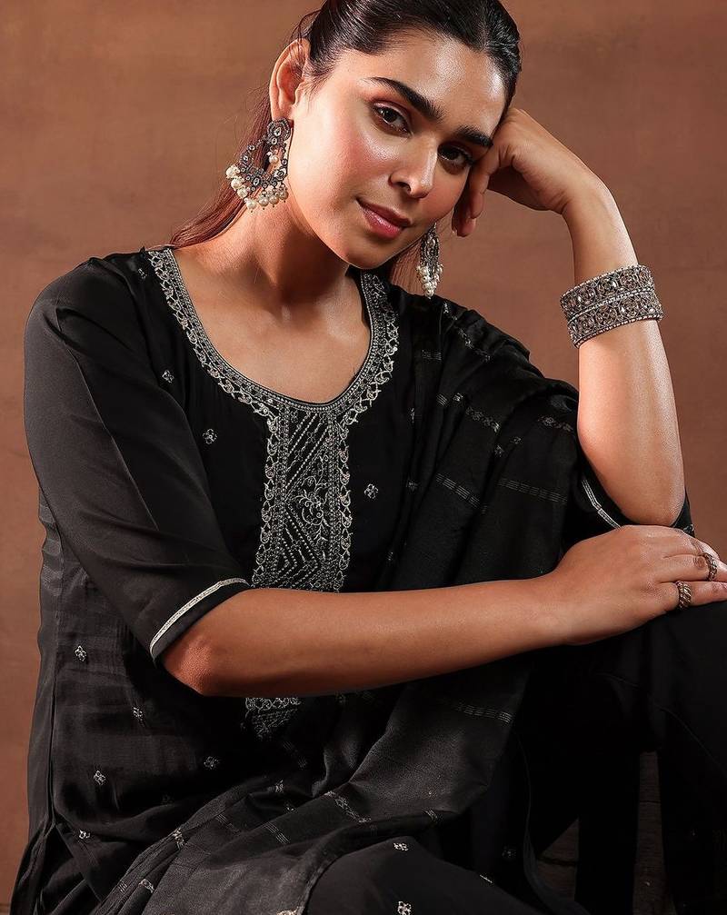 ethnic motifs embroidered thread work kurta with trousers & dupatta