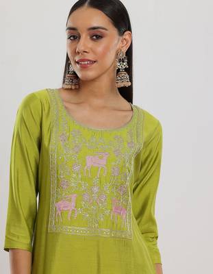 women floral embroidered gotta patti kurta with trousers & with dupatta 3