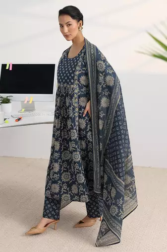 women floral printed tiered kurta with trousers & with dupatta