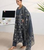 women floral printed tiered kurta with trousers & with dupatta