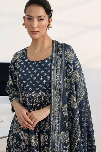 women floral printed tiered kurta with trousers & with dupatta
