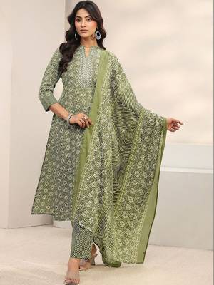 women ethnic motifs printed regular thread work kurta with trousers & with dupatta 3