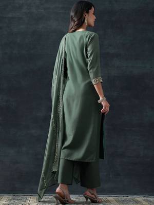women ethnic motifs embroidered regular thread work kurta with trousers & with dupatta 7