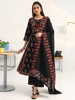 women ethnic motifs printed regular cotton blend kurta with trousers & with dupatta 1