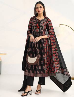 women ethnic motifs printed regular cotton blend kurta with trousers & with dupatta 5