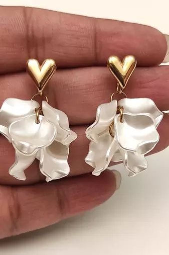 Anti-tarnish jewellery, pearl-finish petals, gold-tone heart stud, dangle drop style, women's fashion