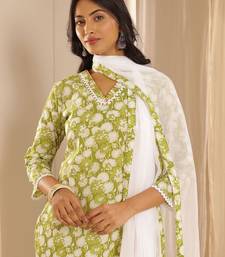 women floral printed regular straight kurta trousers with dupatta