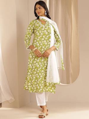 women floral printed regular straight kurta trousers with dupatta 1