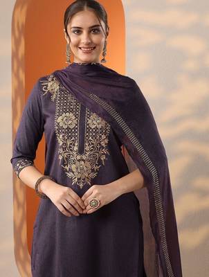 women ethnic motifs embroidered kurta with trousers & dupatta 3