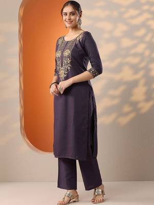 women ethnic motifs embroidered kurta with trousers & dupatta 4