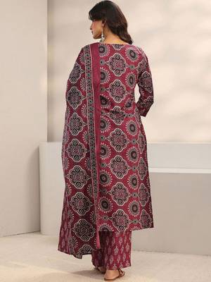 women ethnic motifs printed regular thread work kurta with trousers & with dupatta 4